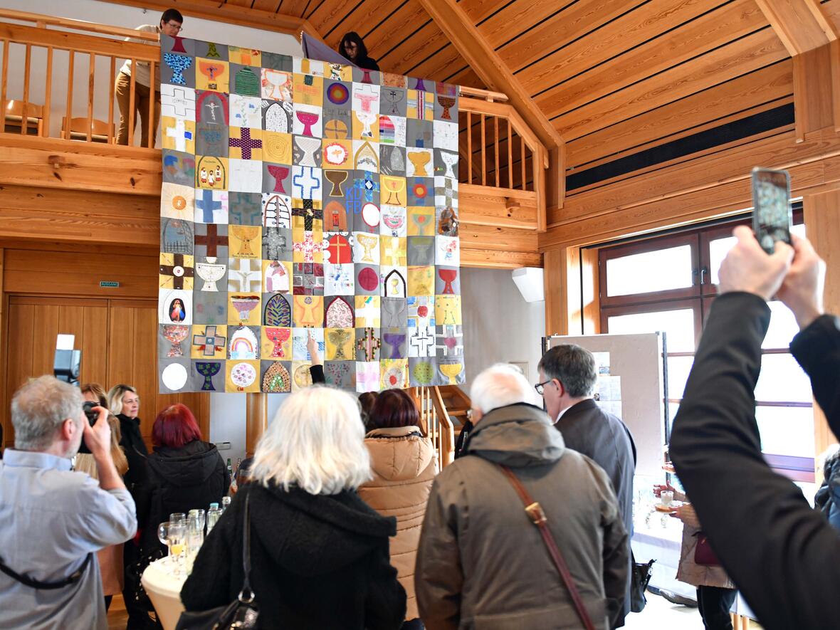 Anlässlich 600 Jahre St. Salvator in Nördlingen: Ein 3x3 Meter großer Wandteppich aus mehr als 100 Einzelteilen. (Fotos: Nicolas Schnall / pba)