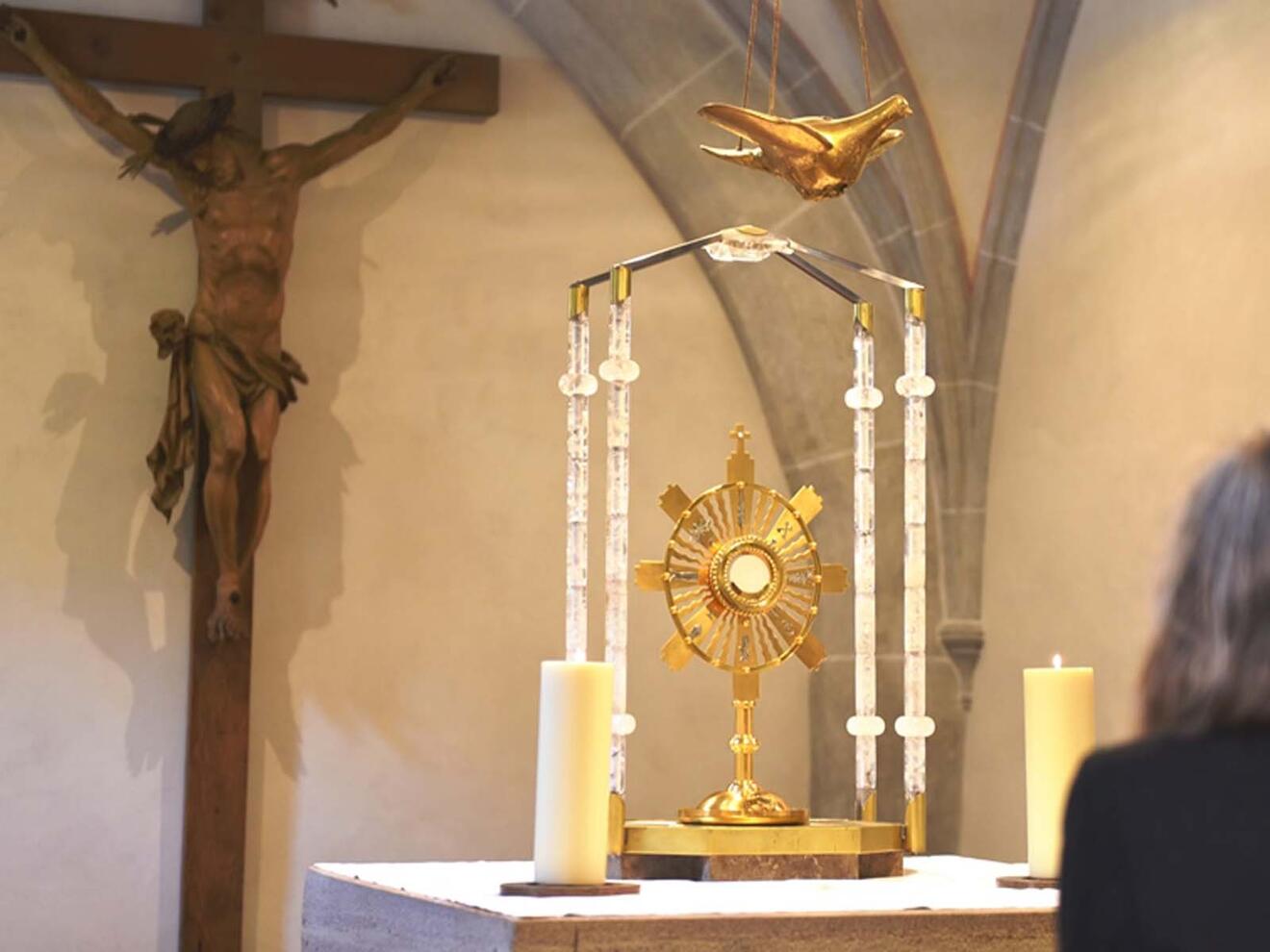 Eucharistische Anbetung im Augsburger Dom (Foto: Nicolas Schnall / pba) 