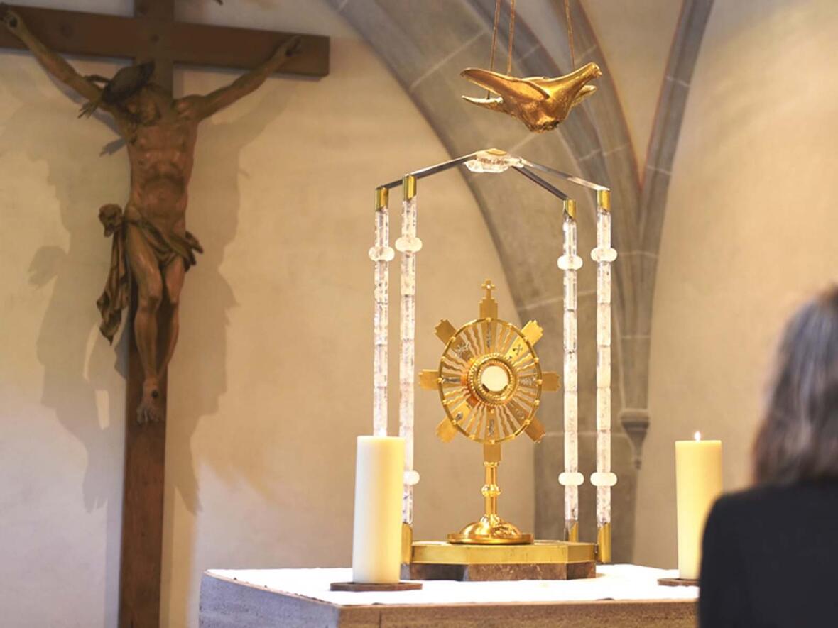 Eucharistische Anbetung im Augsburger Dom (Foto: Nicolas Schnall / pba) 