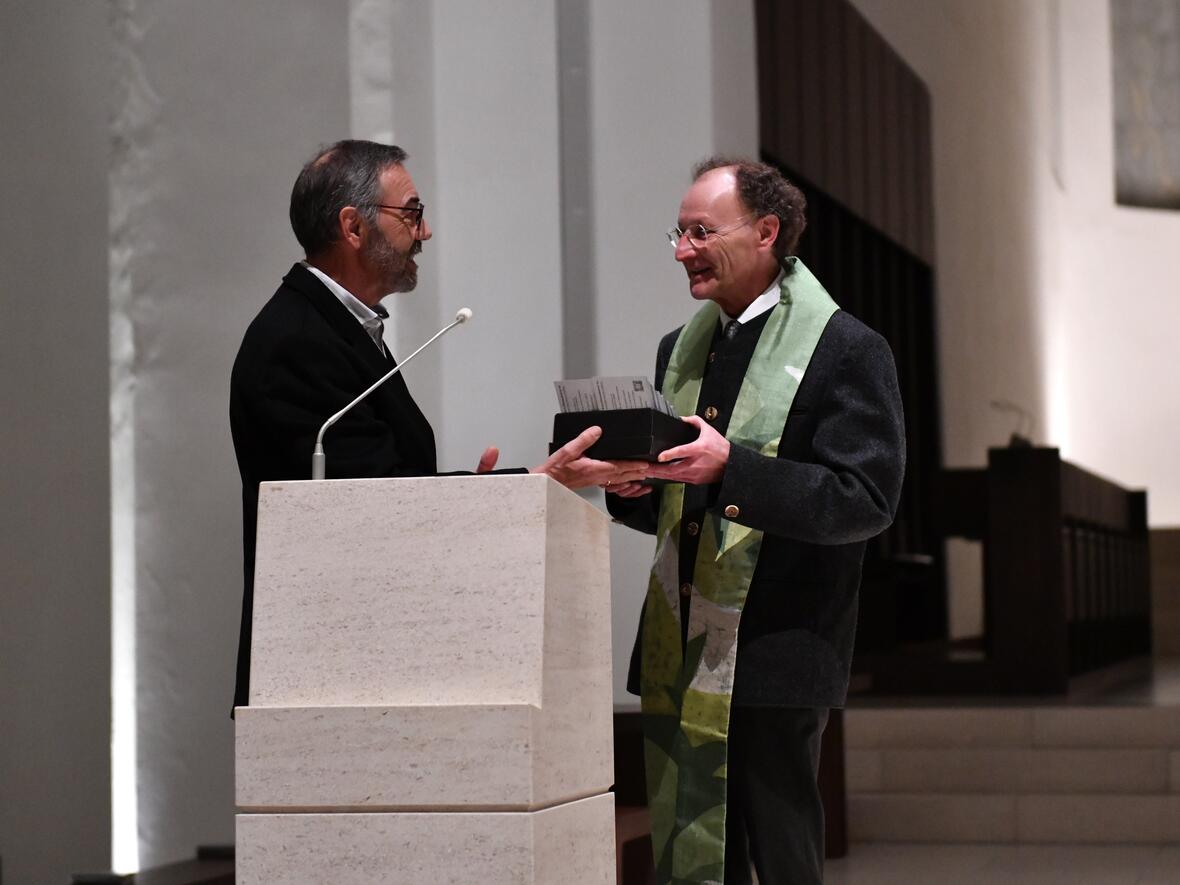 Bei der Gedenkfeier überreichte der Sprecher des UBBA, Friedrich Braun, dem Generalvikar einen neu erstellten Flyer. In diesem stellt der Betroffenenbeirat sich und seine Aufgabenbereiche vor. (Fotos: Maria Rösch / pba)
