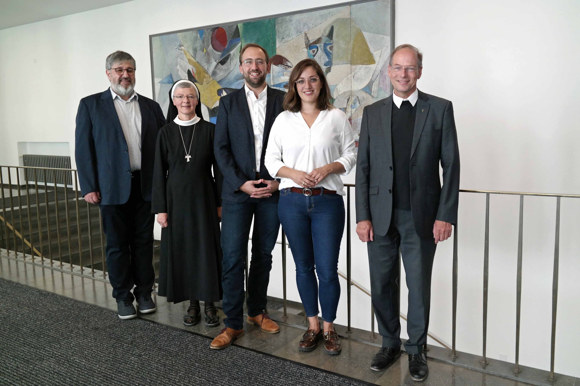 Das Team hinter dem Programm des Exerzitienhauses (v.l.): Thomas Lechner, Sr. Martha Lang, Florian Reitemann, Dr. Daniela Kaschke, Direktor Dr. Christian Hartl. (Foto: Bernhard Stappel)