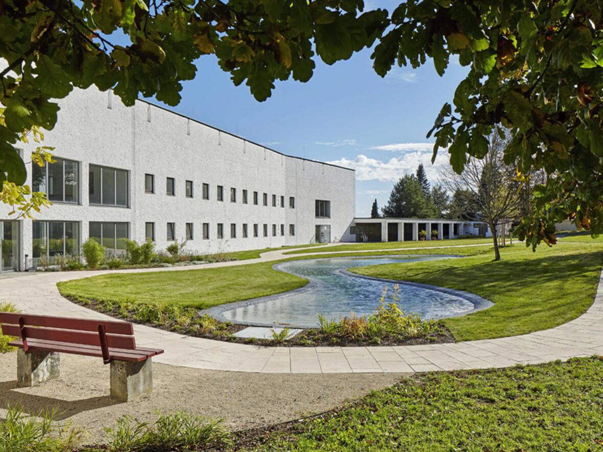 Spirituelle Oase am Rande der Großstadt: Das Exerzitienhaus mit seinem weitläufigen Park. (Foto: Exerzitienhaus Leitershofen / Siegfried Wameser)