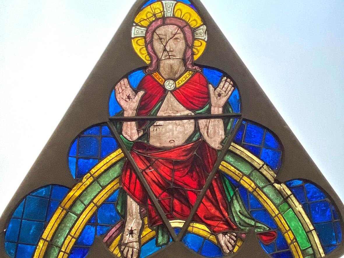 Christus als Weltenrichter, um 1413 ehemals Augsburger Dom, Scheitelfenster Chor, heute Diözesanmuseum St. Afra. (Foto: Gerda Riedl)