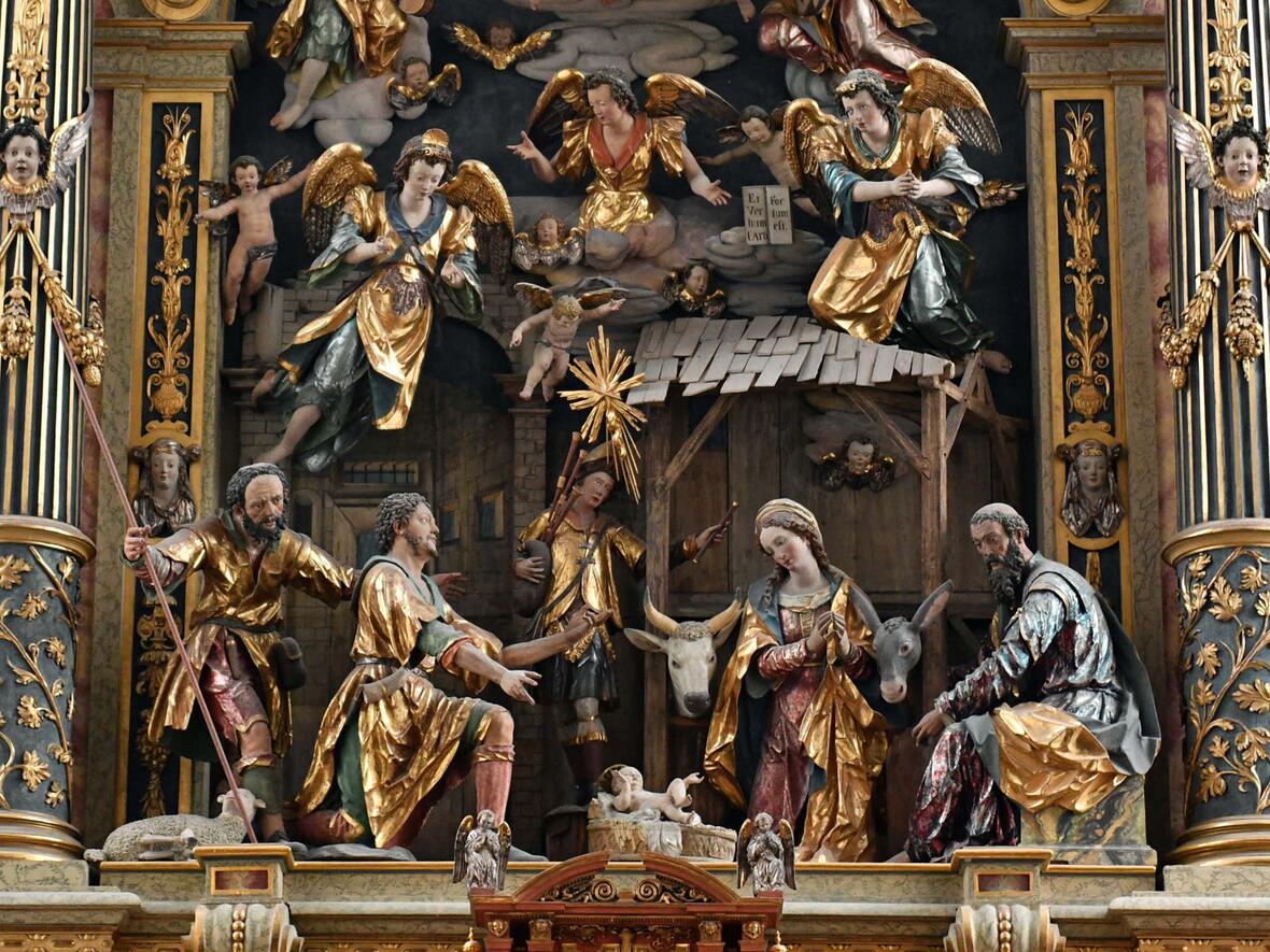 Hochaltar mit der Weihnachtsszene in der Basilika St. Ulrich und Afra (Foto: Nicolas Schnall / pba)