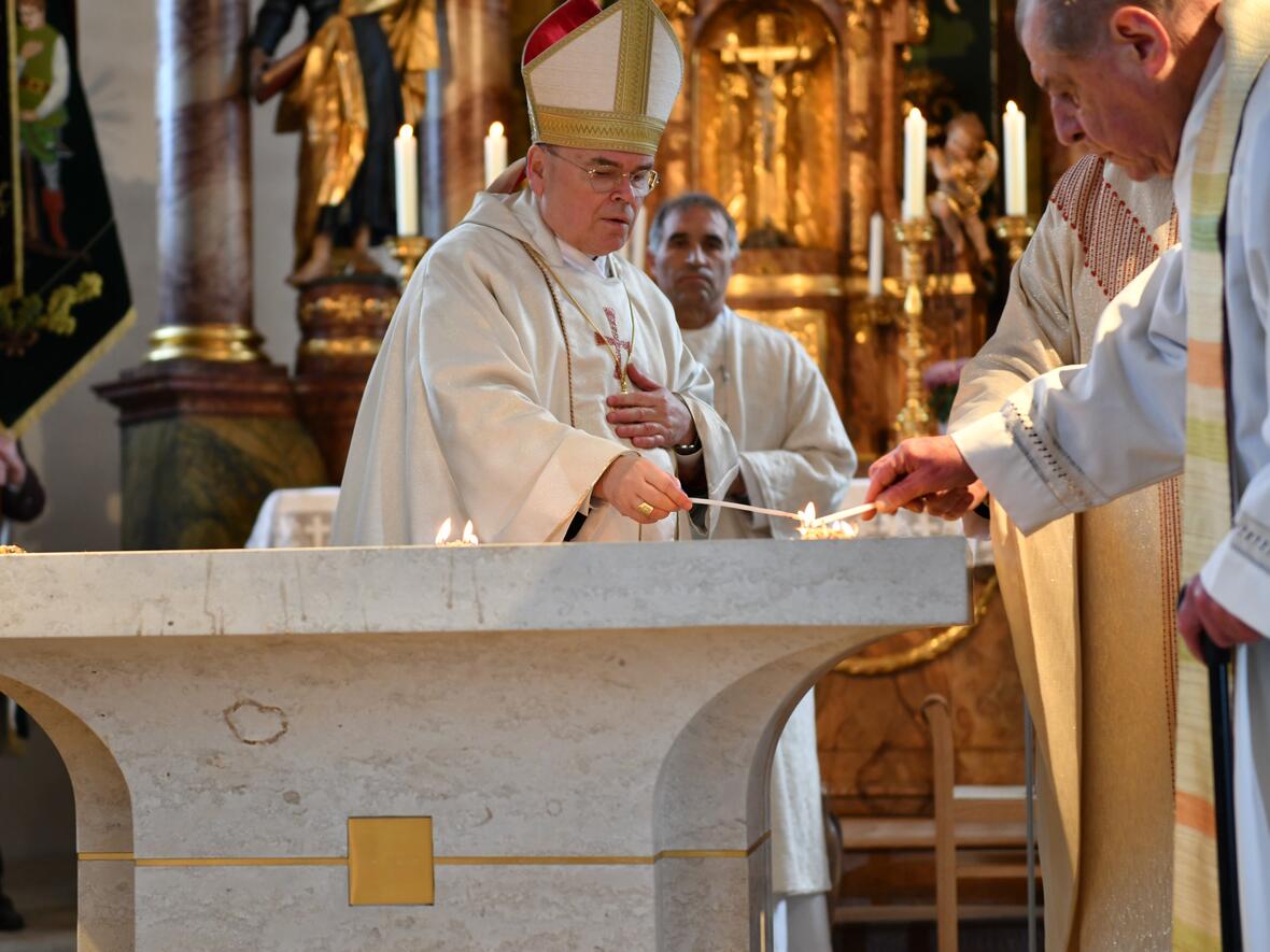 Bischof Dr. Bertram Meier weihte am heutigen Samstag den neuen Altar von Künstler Gerhard Nerowski in der Pfarrkirche in Genderkingen (Fotos: Maria Rösch / pba).