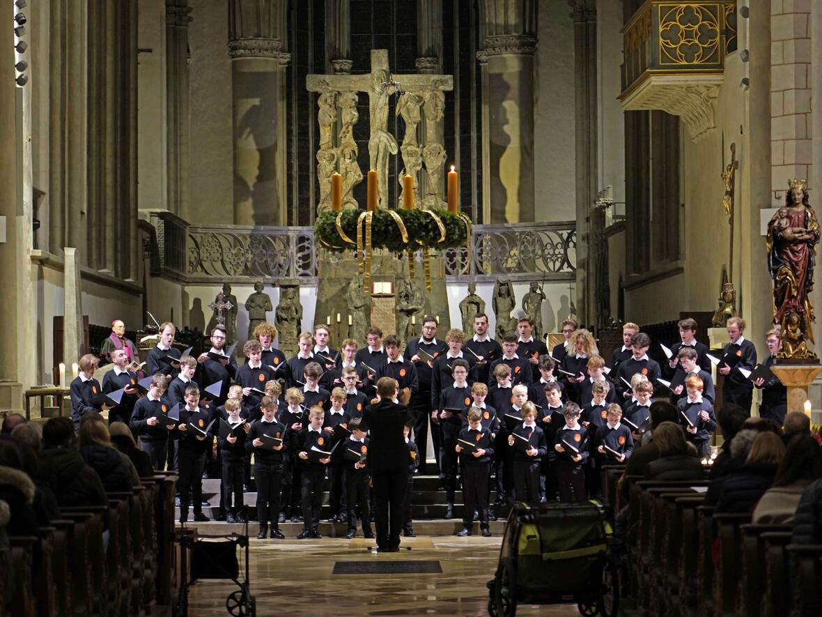 Der Kammerchor der Domsingknaben unter der Leitung von Domkapellmeister Stefan Steinemann. (Motivfoto: Augsburger Domsingknaben)