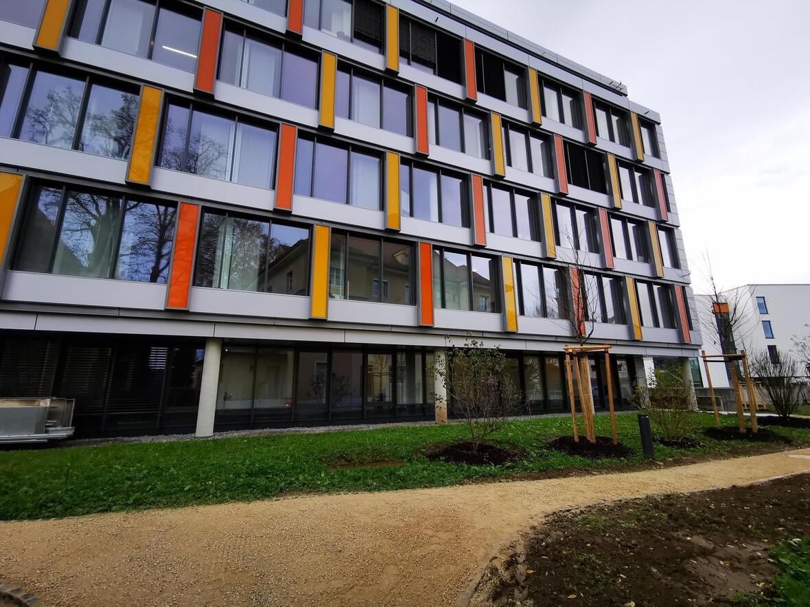 Die neue Außenfassade der KJF-Klinik Josefinum (Foto: Anna-Lena Kuhn / KJF Augsburg)