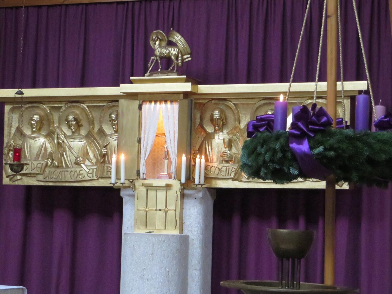 Am 1. Advent vor 100 Jahren wurde in St. Josef Klingsmoos die erste Heilige Messe gefeiert. Der Altar stammt aus der Anfangszeit. (Fotos: Viktoria Zäch / pba)