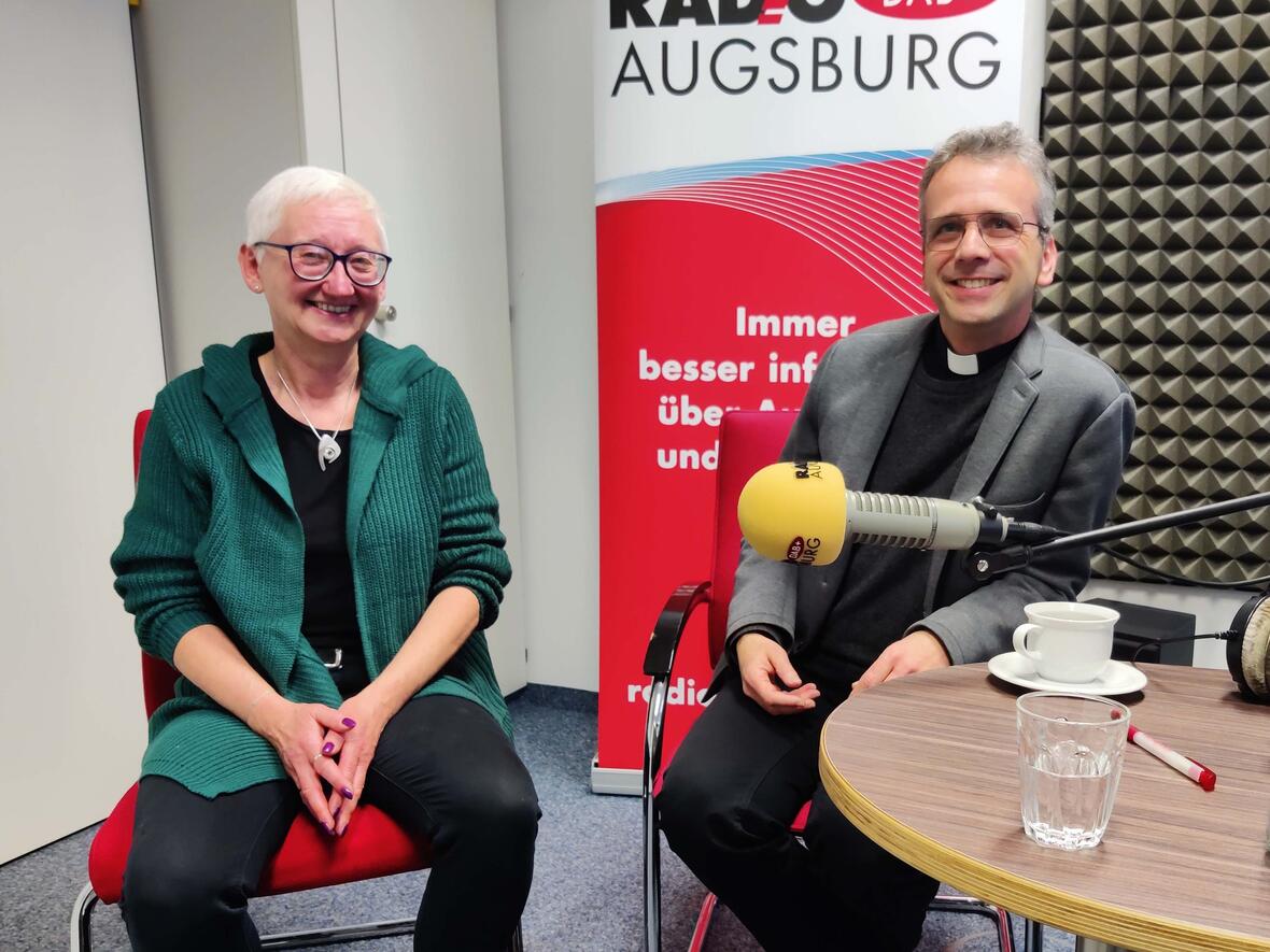 Karin Fritsch und Dompfarrer Armin Zürn berichten beim Cappuccino-Sonntagstalk über Erfahrungen in ihrer Arbeit beim Hospiz. (Foto: Radio Augsburg) 