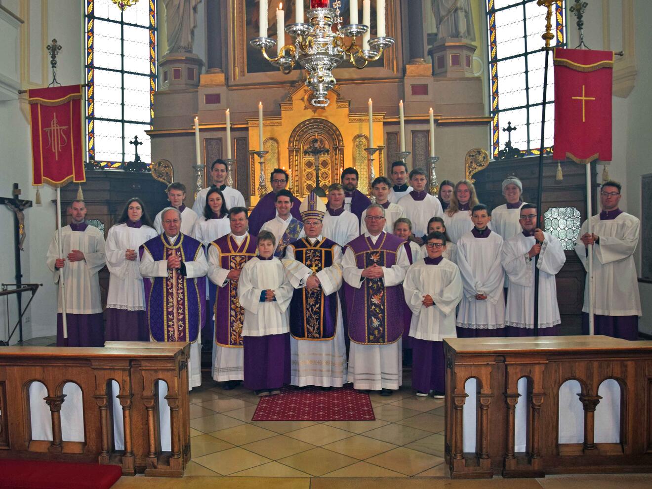 Zelebranten und Altardienst beim Festgottesdienst mit Orgelweihe nach abgeschlossener Kirchensanierung in St. Ulrich Ebersbach (Foto: Sabine Verspohl-Nitsche)