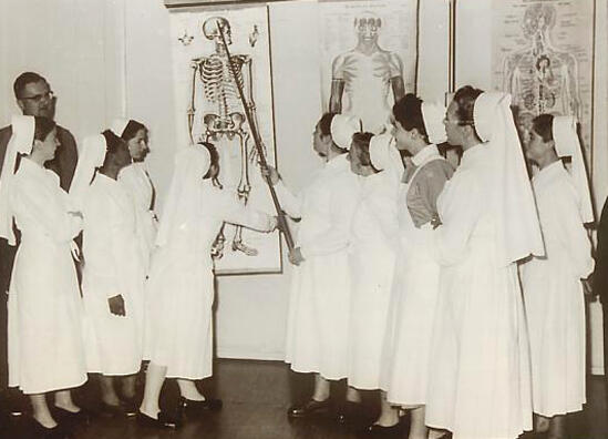 100 Jahre medmissio: Schwesternschülerinnen bekamen am anatomischen Schaubild medizinisches Fachwissen vermittelt. (Archivfoto: medmissio)