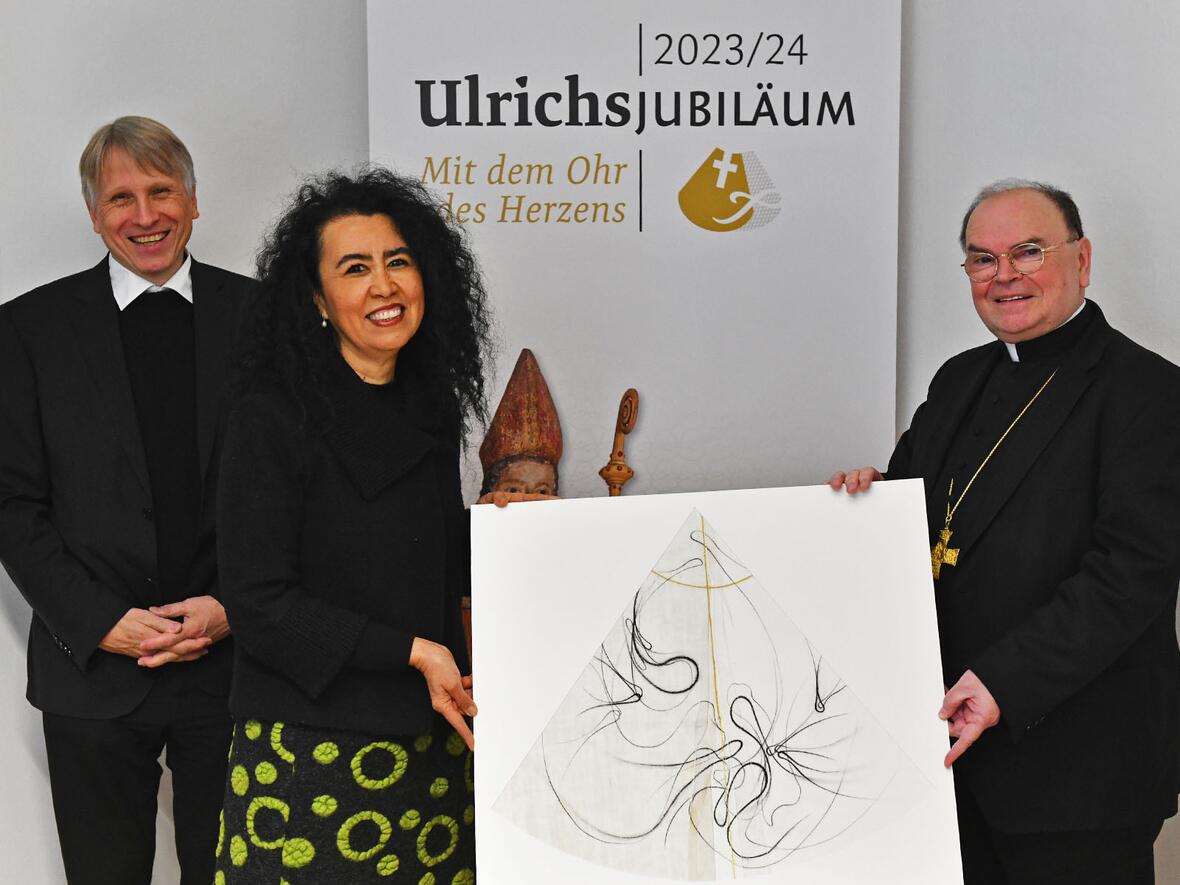 (v.l.) Domkapitular Dr. Thomas Groll, Lilian Moreno Sánchez und Bischof Dr. Bertram Meier (Foto: Julian Schmidt / pba)