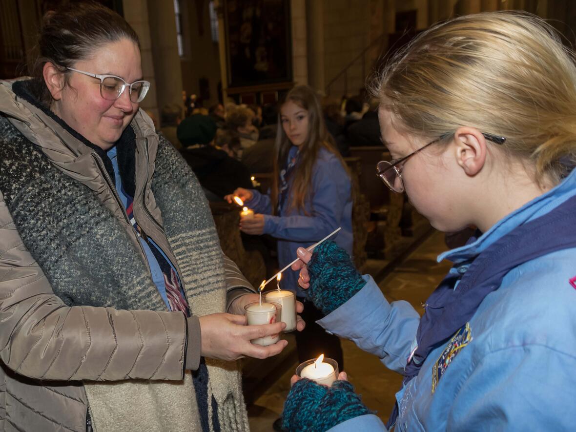 Traditionell am dritten Adventssonntag bringen die Pfadfinderinnen der PSG das Friedenslicht nach Augsburg. In einem Aussendungsgottesdienst im Dom wurde es an die Menschen weiterverteilt. (Foto: PSG Augsburg) 