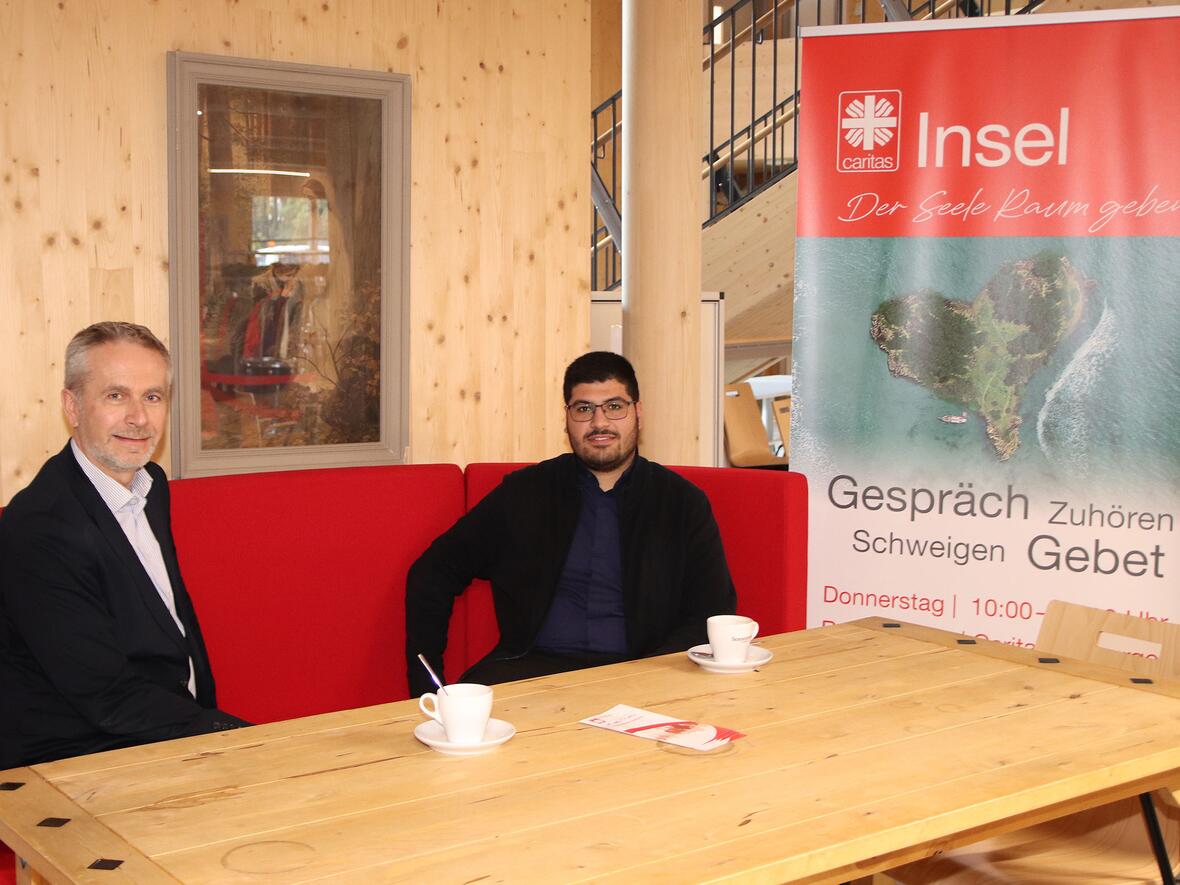 Otto Bachmeier, Geschäftsführer des Caritasverbandes für die Stadt und den Landkreis Augsburg e.V. (links), sowie Raphael Gök, Flüchtlingsseelsorger beim Augsburger Diözesan-Caritasverband, sind sich einig: „Menschen in Not brauchen auch seelischen Zuspruch.“ (Foto: Caritas Augsburg / Bernhard Gattner)