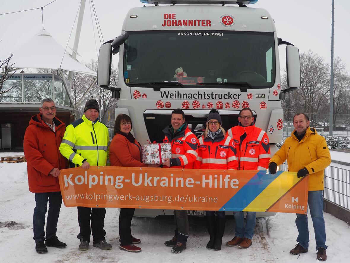 Über 1.000 Weihnachtspakete haben Kolpingsfamilien in Augsburg und dem Umland für bedürftige Familien in der Ukraine gesammelt. Der Johanniter-Weihnachtstrucker bringt sie ins Kriegsgebiet. (Foto: Björn Salanga)