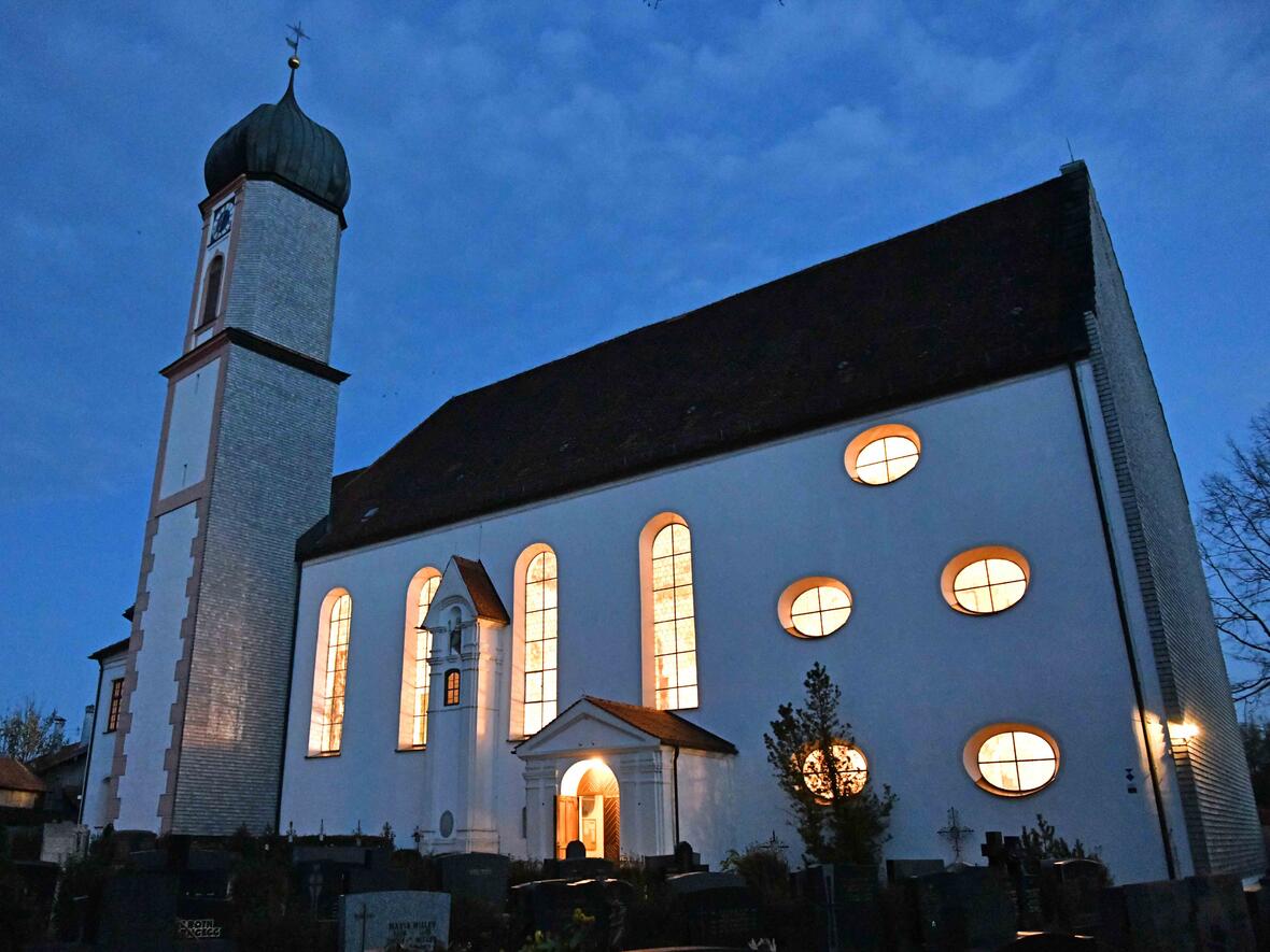 Zugehen auf das Ulrichsjubiläum: Die nächsten Monate finden Gottesdienste zur geistlichen Vorbereitung in der Pfarrkirche St. Ulrich in Seeg. (Foto: Ulrich Bobinger / pba)