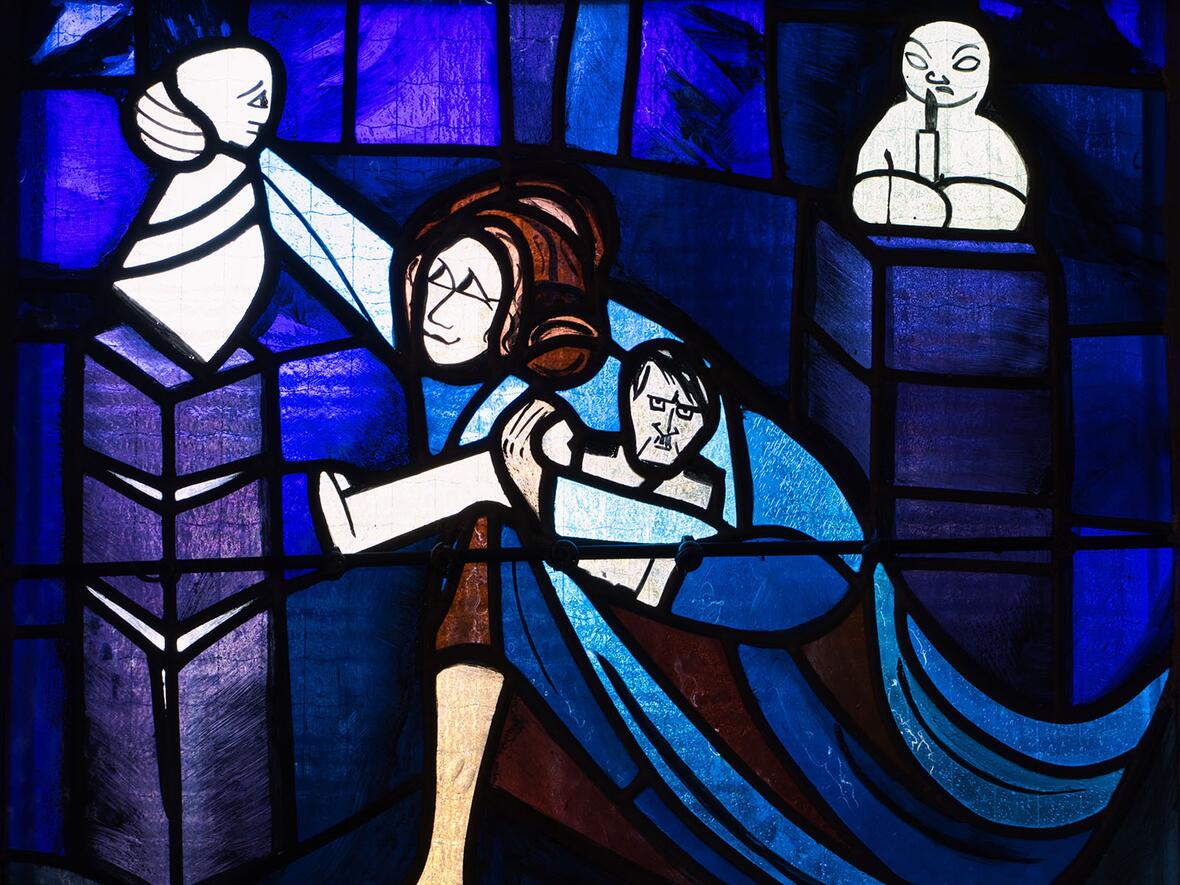 In der Kirche Sainte-Thérèse im französischen Vasperviller wird Hitler als einer der Hausgötzen dargestellt, die Rahel aus dem Haus ihres Vaters stiehlt (Foto: Emanuel Kudena)