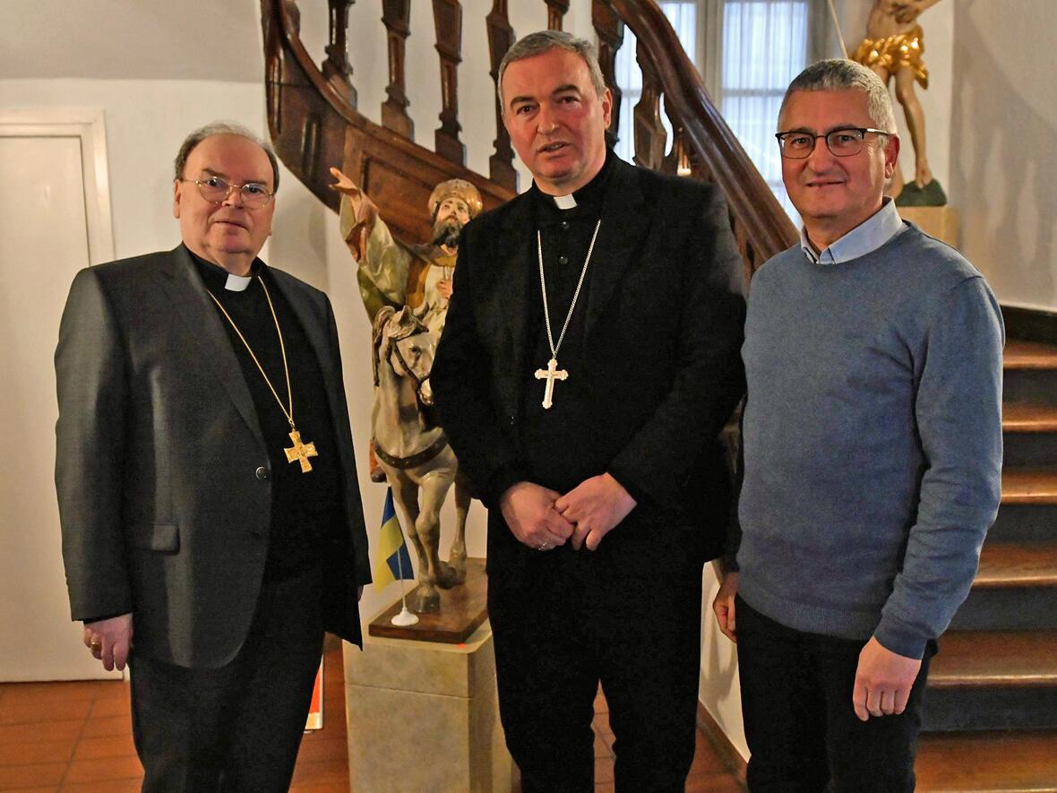 (v.l.) Bischof Dr. Bertram Meier, Erzbischof Arjan Dodaj und der Leiter der Abteilung Weltkirche Anton Stegmair. (Foto: Leander Stork / pba) 