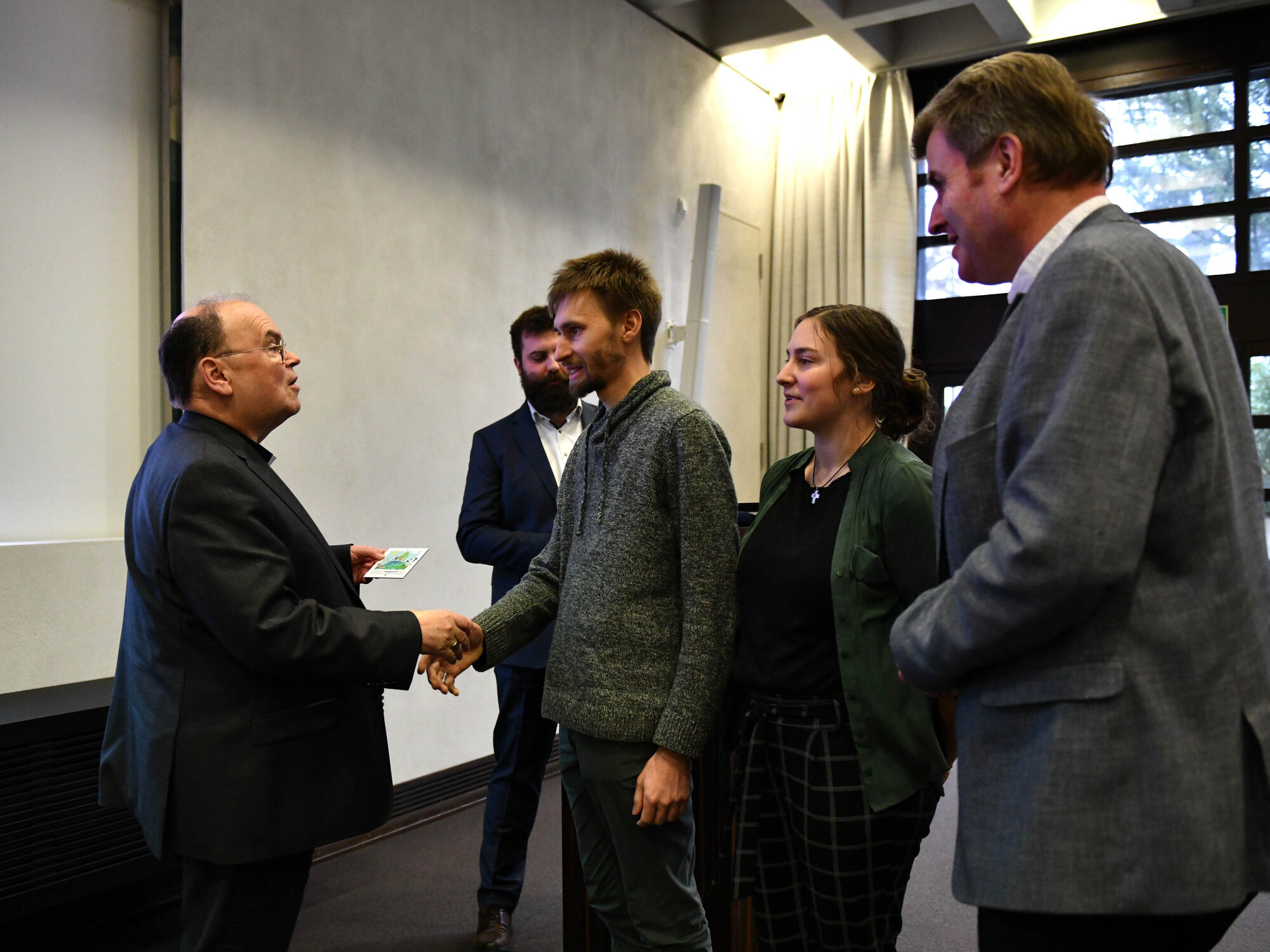 Im Rahmen einer Feierstunde überreichte Bischof Bertram den Gruppen die neue Plakette. (Foto: Maria Rösch / pba) 
