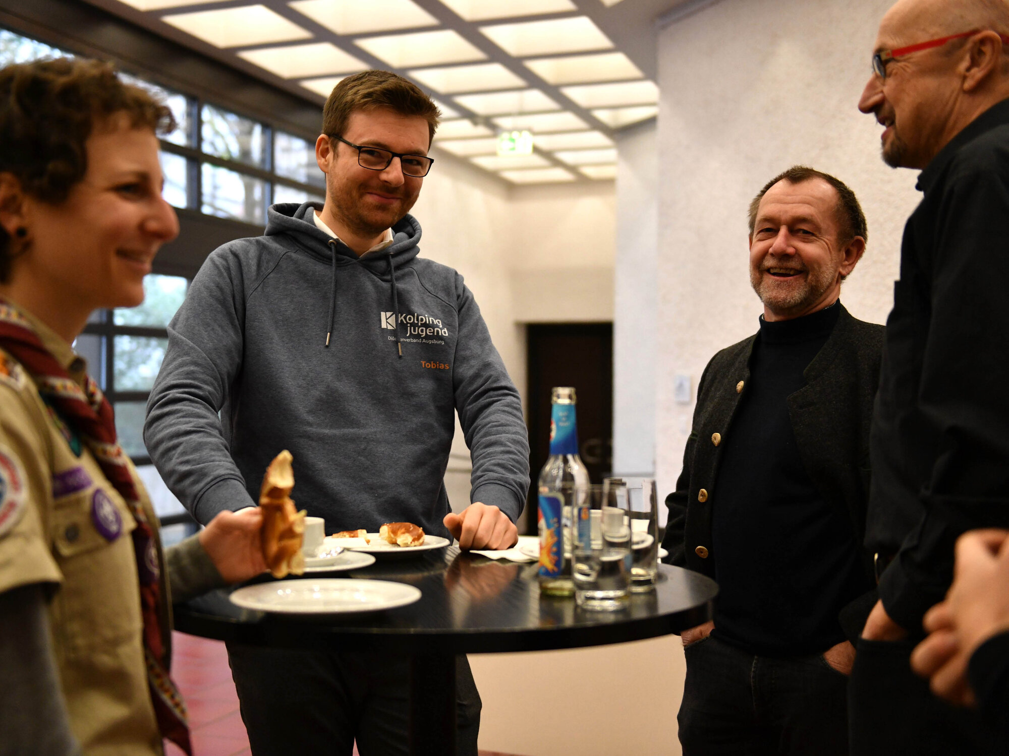 Bei der Verleihung blieb auch Zeit für Austausch und Gespräch (Foto: Maria Rösch / pba).