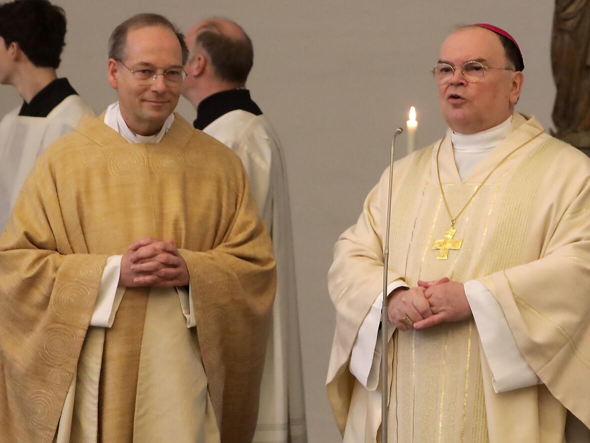Der Geistliche Direktor des Exerzitienhauses St. Paulus, Dr. Christian Hartl, mit Bischof Dr. Bertram Meier im festlichen Gottesdienst (Fotos: pba/Annette Zoepf)