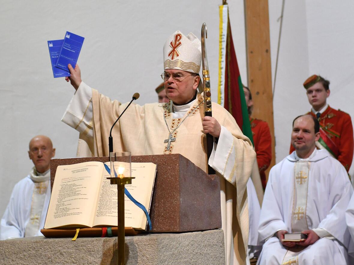 "Duc in altum" (Fahr hinaus auf den See) und "Transeamus contra" (Lasst uns ans andere Ufer fahren): Diese beiden Aufforderungen Jesu rief auch Bischof Bertram beim Thomas von Aquin Fest den Studierenden und Gästen der KHG zu. Auch seine Impulse zu einer Seelsorgeinitiative standen bereits unter dieser Prämisse. (Foto: Maria Rösch / pba) 