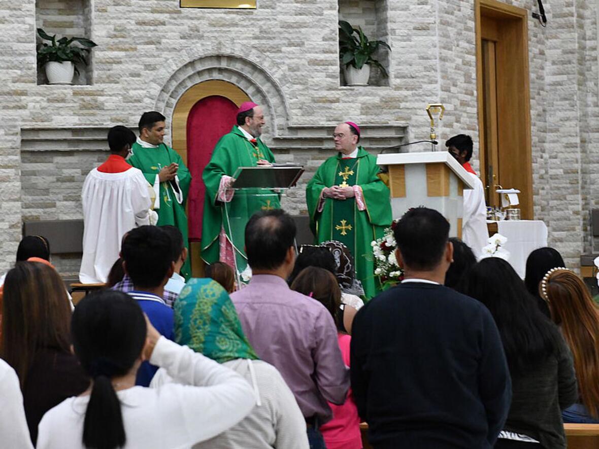 Bischof Paolo Martinelli OFMCap begrüßt Bischof Bertram in der St. Joseph-Kathedrale. (Foto: Deutsche Bischofskonferenz / Bobinger)
