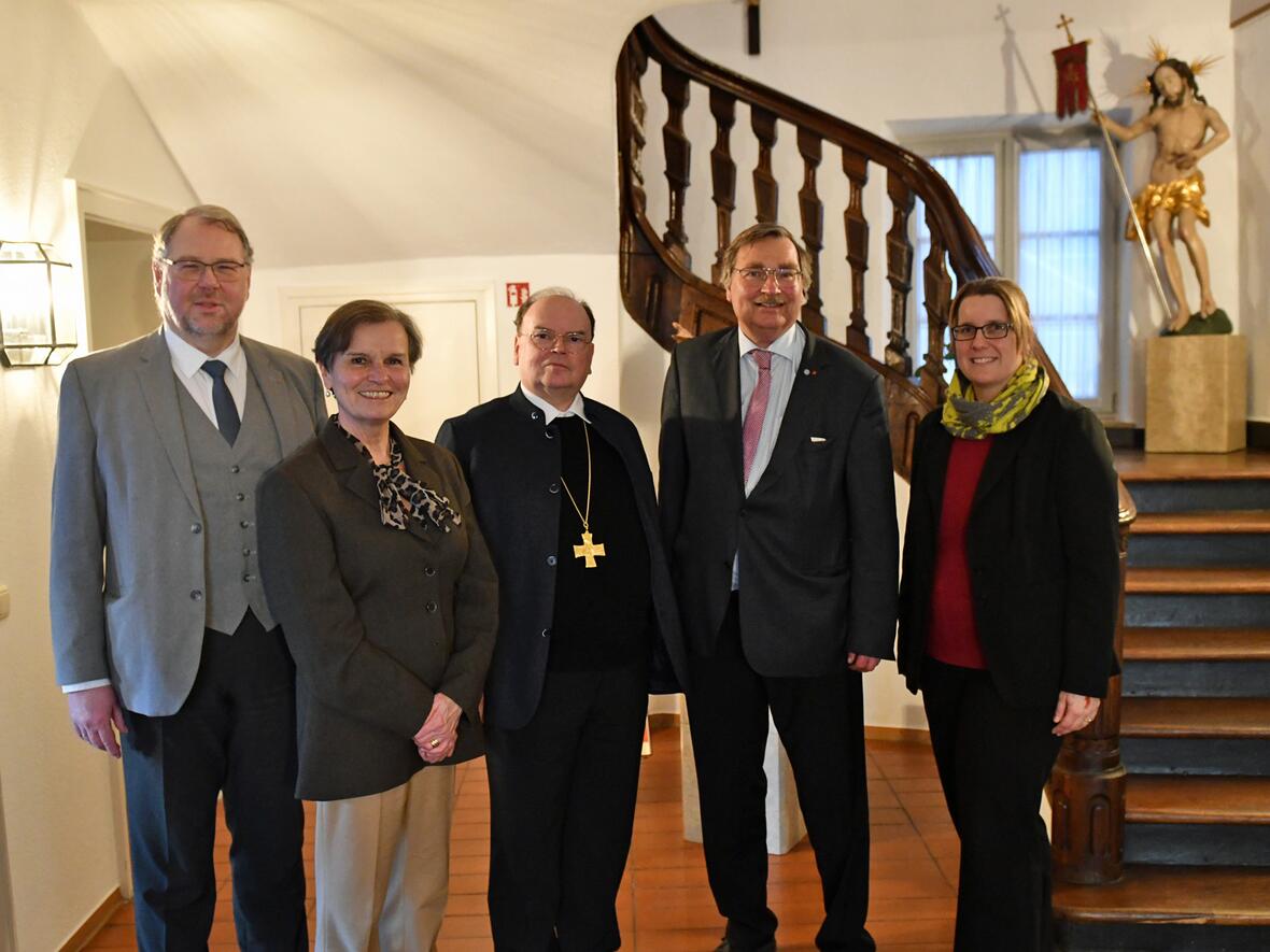 v.l.: Christian Gärtner, Monika Meier-Pojda, Bischof Bertram, Joachim Unterländer, Alexandra Hofstätter. Es fehlen P. Alfons Friedrich SDB und Elfriede Schießleder. (Foto: Leander Stork / pba)