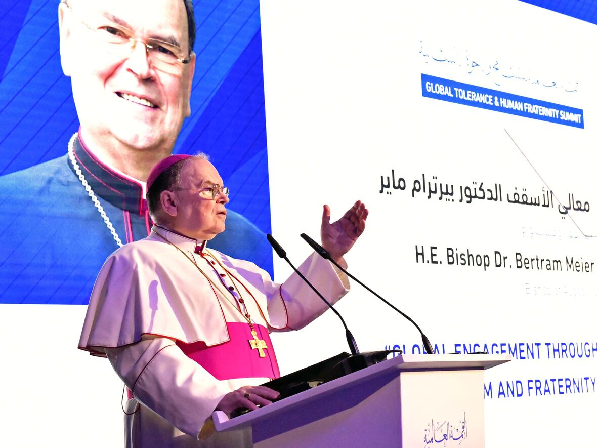 „Geschwisterlichkeit ist kein Luxusgut, sondern eine Überlebensfrage der Menschheit“: Weltkirche-Bischof Dr. Bertram Meier in seiner Rede beim „Tolerance and Human Fraternity Summit“ in Abu Dhabi. (Foto: Ulrich Bobinger / pba)