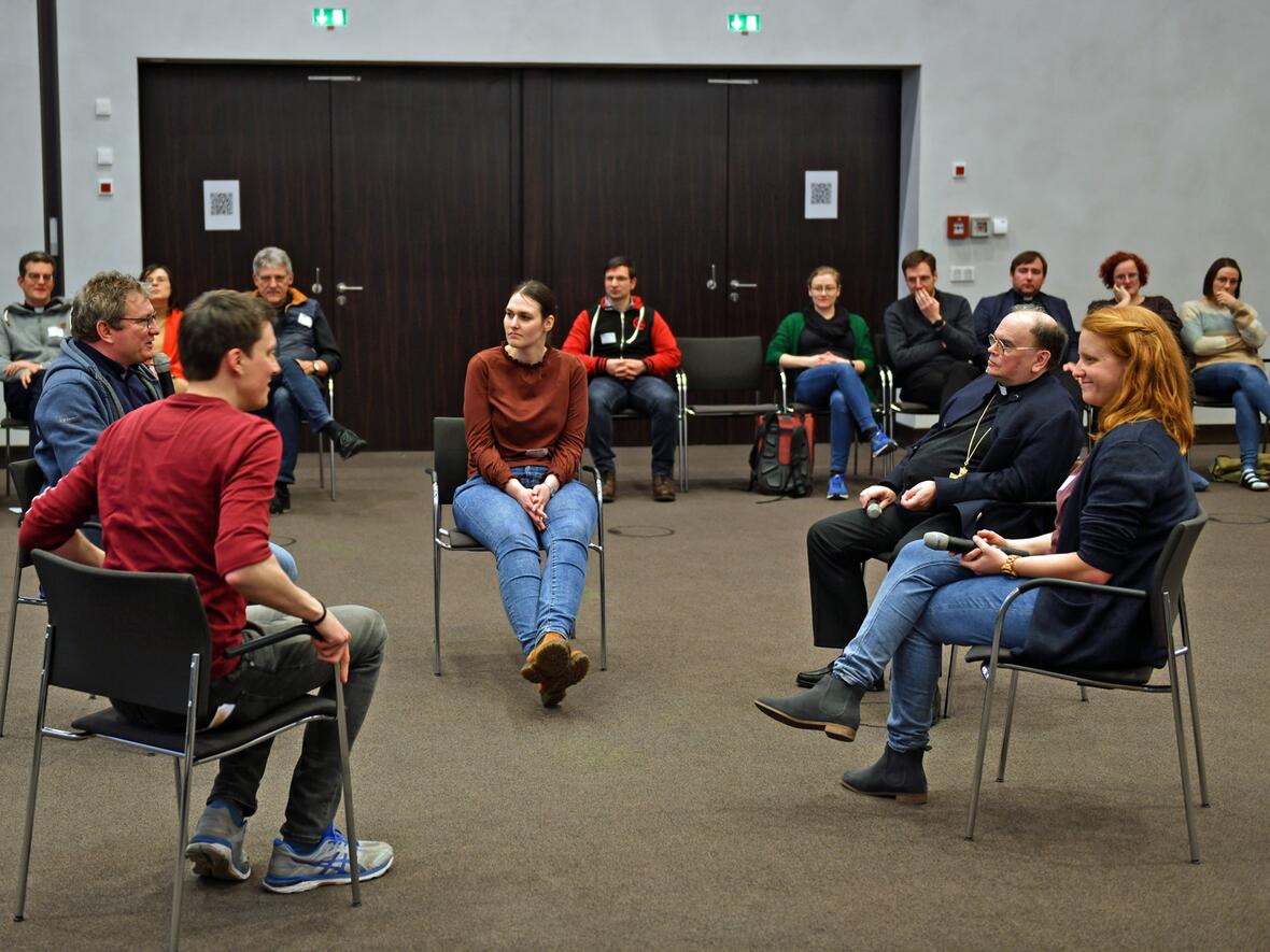 Bischof Bertram im Gespräch mit verschiedenen Teilnehmern. (Fotos: Leander Stork / pba)