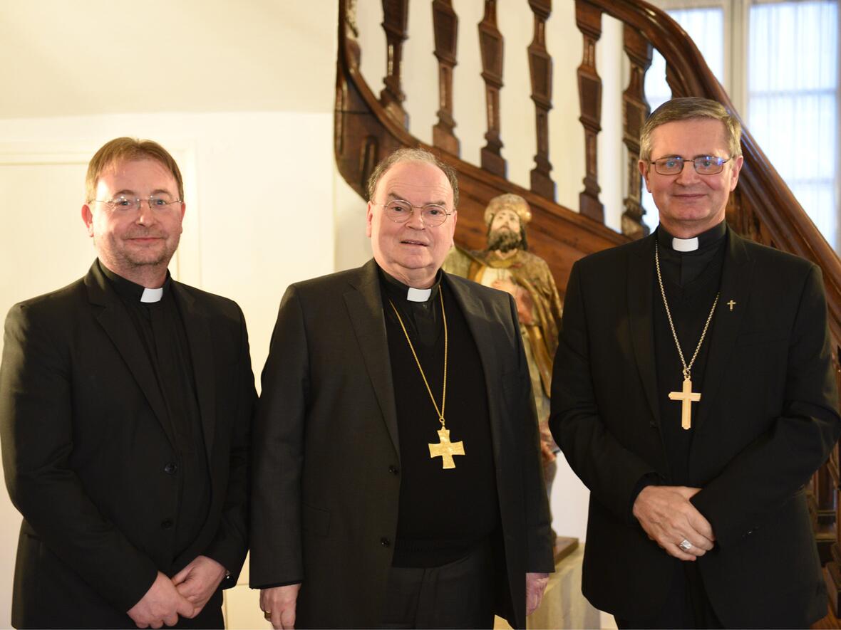(v.l.) Ordinariatskanzler Csaba Ilyés, Bischof Bertram und Bischof Jenö Schönberger. (Foto: Leander Stork / pba)