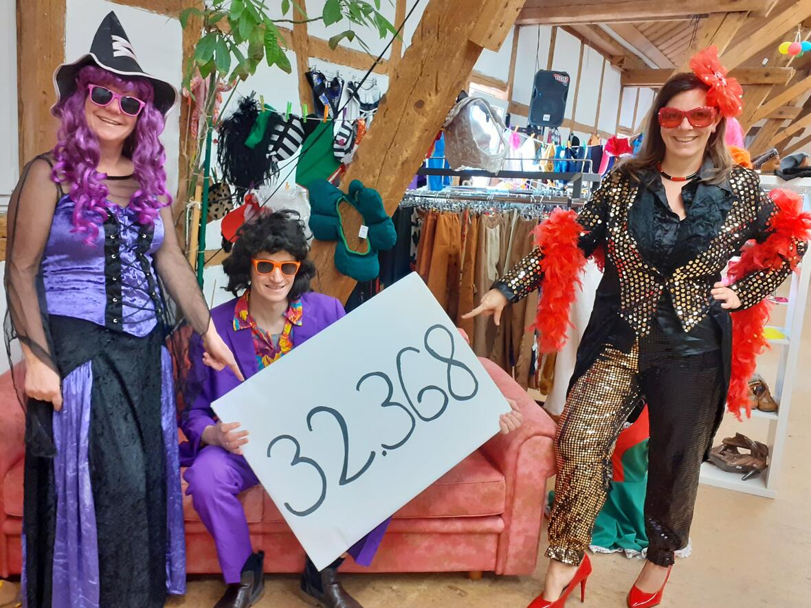 Stellvertretend für alle Engagierten bedanken sich Andrea Haslacher, Johannes Müller und Margot Megele (von links) bei allen Beteiligten und freuen sich über die Projektunterstützung, mit denen nun Menschen in Not geholfen werden kann. (Foto: Karin Müller / aktion hoffnung)