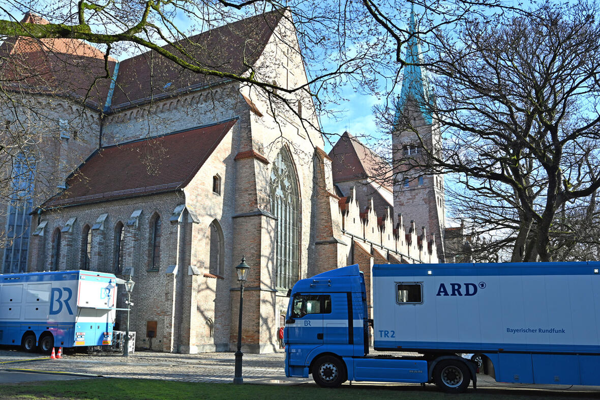 Es ist alles bereit für die Live-Übertragung des Misereor-Eröffnungsgottesdienstes aus dem Augsburger Dom. (Fotos: Nicolas Schnall / pba)