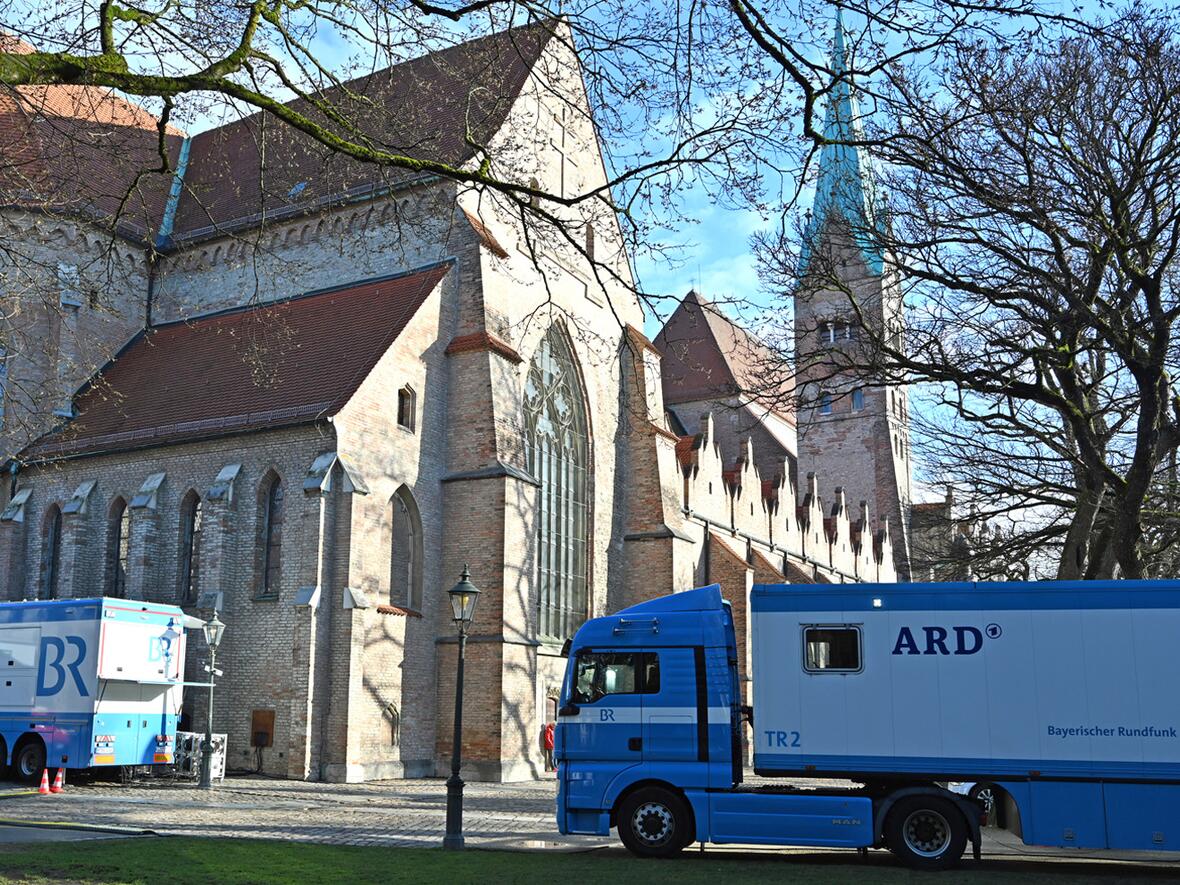 Es ist alles bereit für die Live-Übertragung des Misereor-Eröffnungsgottesdienstes aus dem Augsburger Dom. (Fotos: Nicolas Schnall / pba)