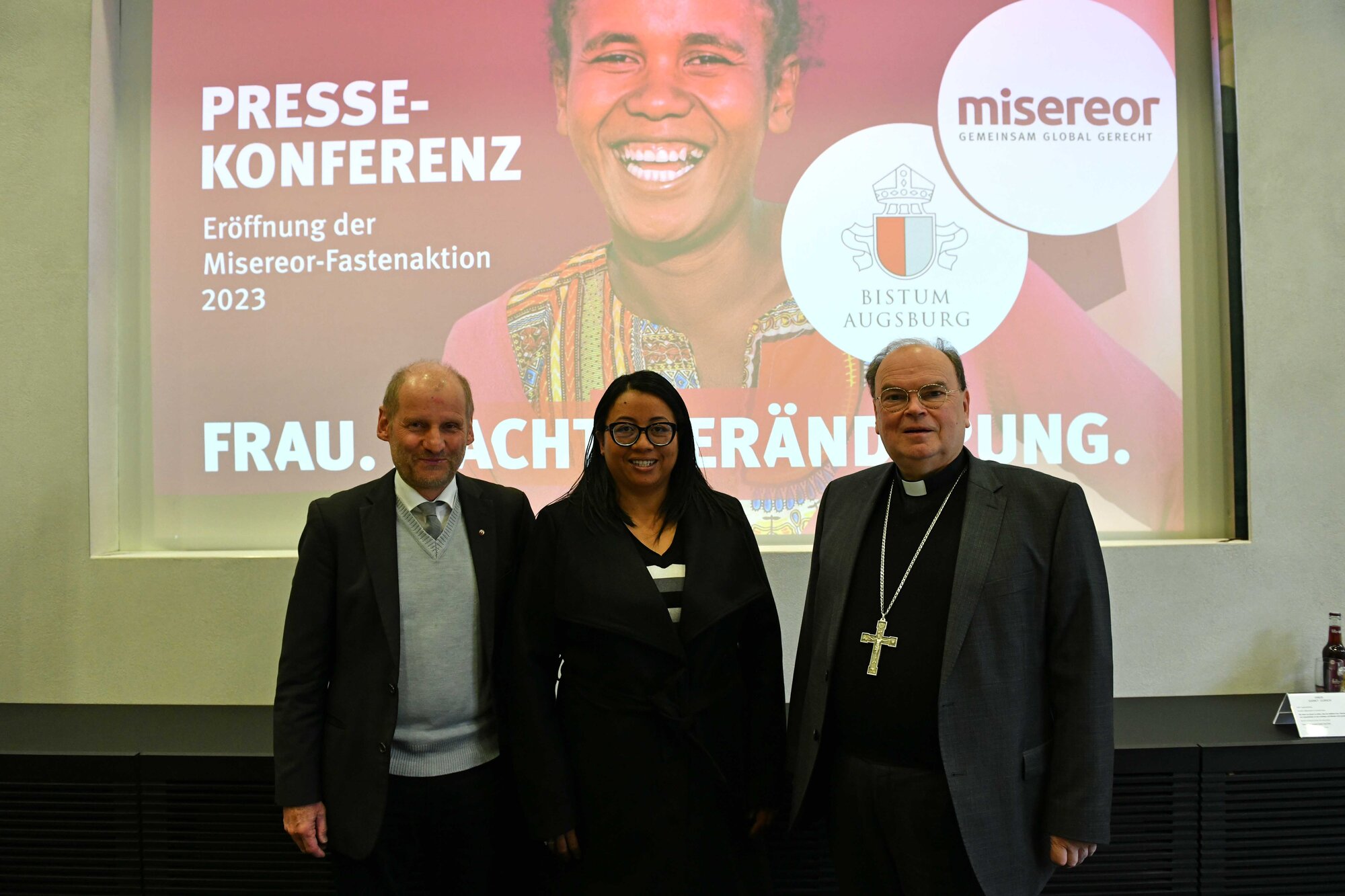 Nach der Pressekonferenz zur bundesweiten Eröffnung der Misereor-Fastenaktion 2023: (v.l.) Hauptgeschäftsführer Pirmin Spiegel, Taratra Rakotomamonjy und Bischof Bertram. (Foto: Nicolas Schnall / pba)