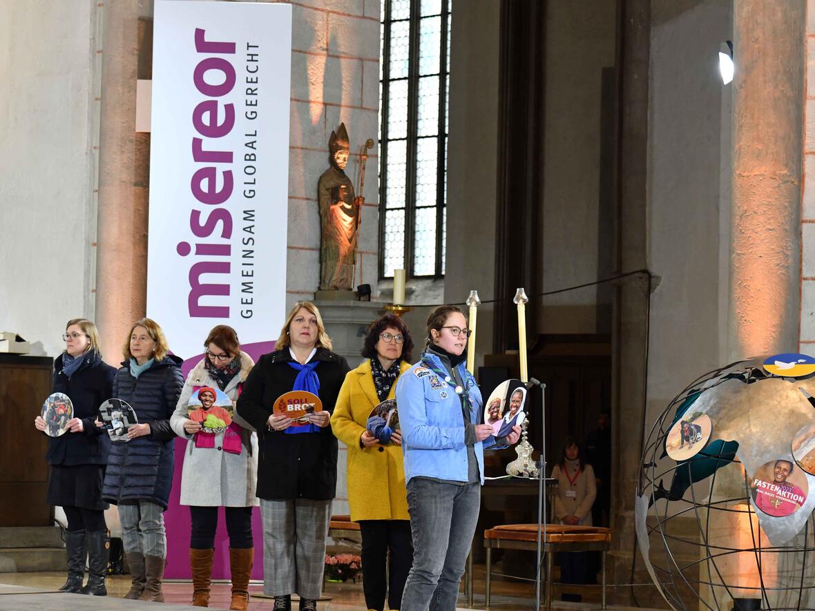 Misereor-Fastenaktion 2023: Verbände aus dem Bistum trugen beim Eröffnungsgottesdienst im Augsburger Dom die Fürbitten vor. (Foto: Nicolas Schnall / pba)