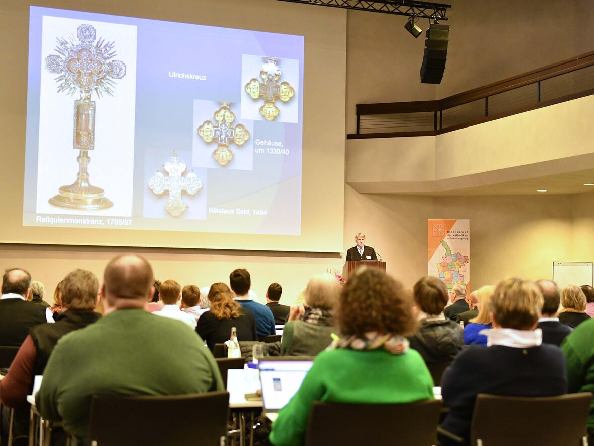 Bistumshistoriker Dr. Thomas Groll brachte den Delegierten das Leben des heiligen Ulrich näher (Fotos: pba/Ulrich Bobinger)