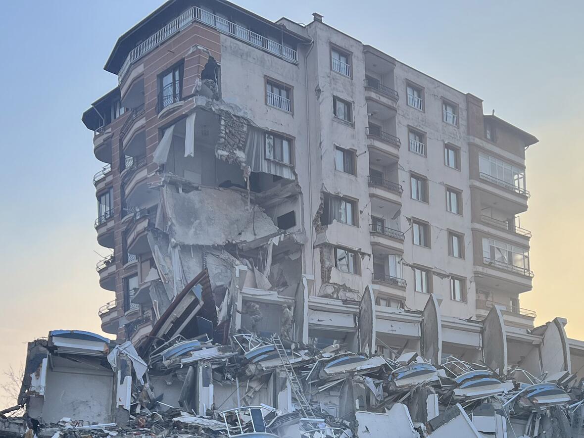 Vom Erdbeben zerstörtes Gebäude in der türkischen Provinz Hatay (Foto: Wikimedia Commons)