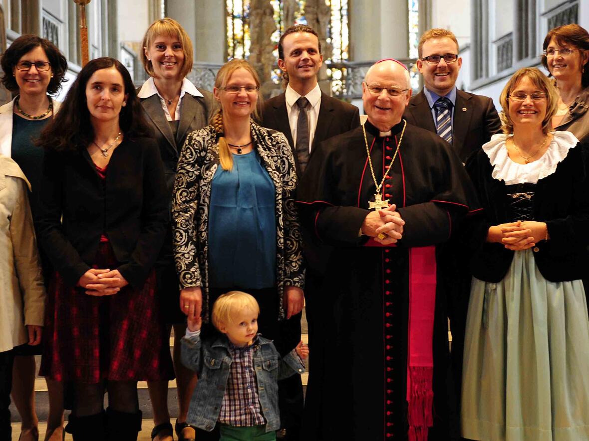 Von links: Ursula Mayr (Ausbildungsleiterin für Pfarrhelferinnen), Josefine Prinz (Ausbildungsleiterin für Gemeindereferenten), Angelika Maucher (Ausbildungsleiterin für Pastoralreferenten), Birgit Schlachter, Anna Schmelcher, Michaela Buchdrucker, Thomas Kohler, Bischof Dr. Konrad Zdarsa, Danny Kasche, Karin Walter, Margot Schmid, Dr. Maria Weiland und Benjamin Ehrlich. (Foto: pba / Maria Steber)