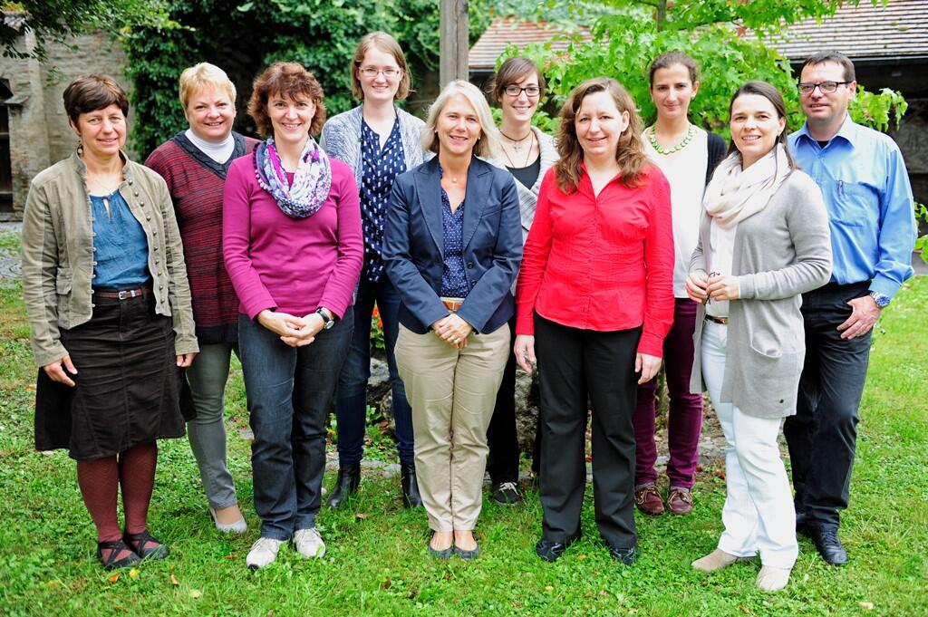 Auf dem Bild von links nach rechts: Sabine Reisacher, Heidemarie Polzer, Agnes Harsch (alle Pfarrhelferinnen) Julia Winter, Anne Kohler-Hoffmann, Nadine Steiner, Birgit Piller, Bianca Mayer (alle Pastoralassistentinnen), Batistina Pavic´, René Stiefenhofer; auf dem Bild fehlen: Michael Leupolz und Birgitta Schlachter-Schelldorf (alle Gemeindeassistenten) (Foto: pba/Nicolas Schnall)