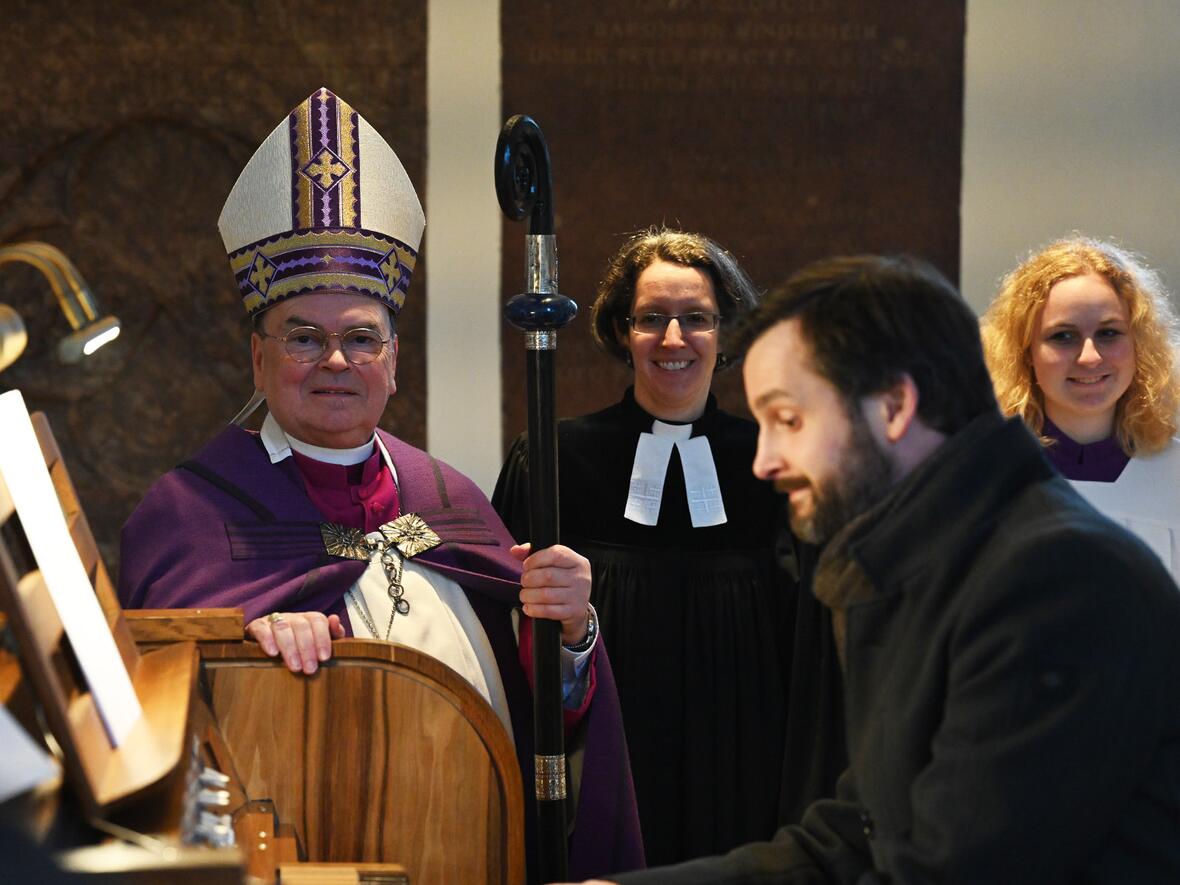 Konfessionsverbindende Vergangenheit: Bischof Bertram und die evangelische Pfarrerin von Mindelheim Kaitia Frey lassen sich von den Klängen der neuen Chororgel beeindrucken (Fotos: Julian Schmidt / pba)