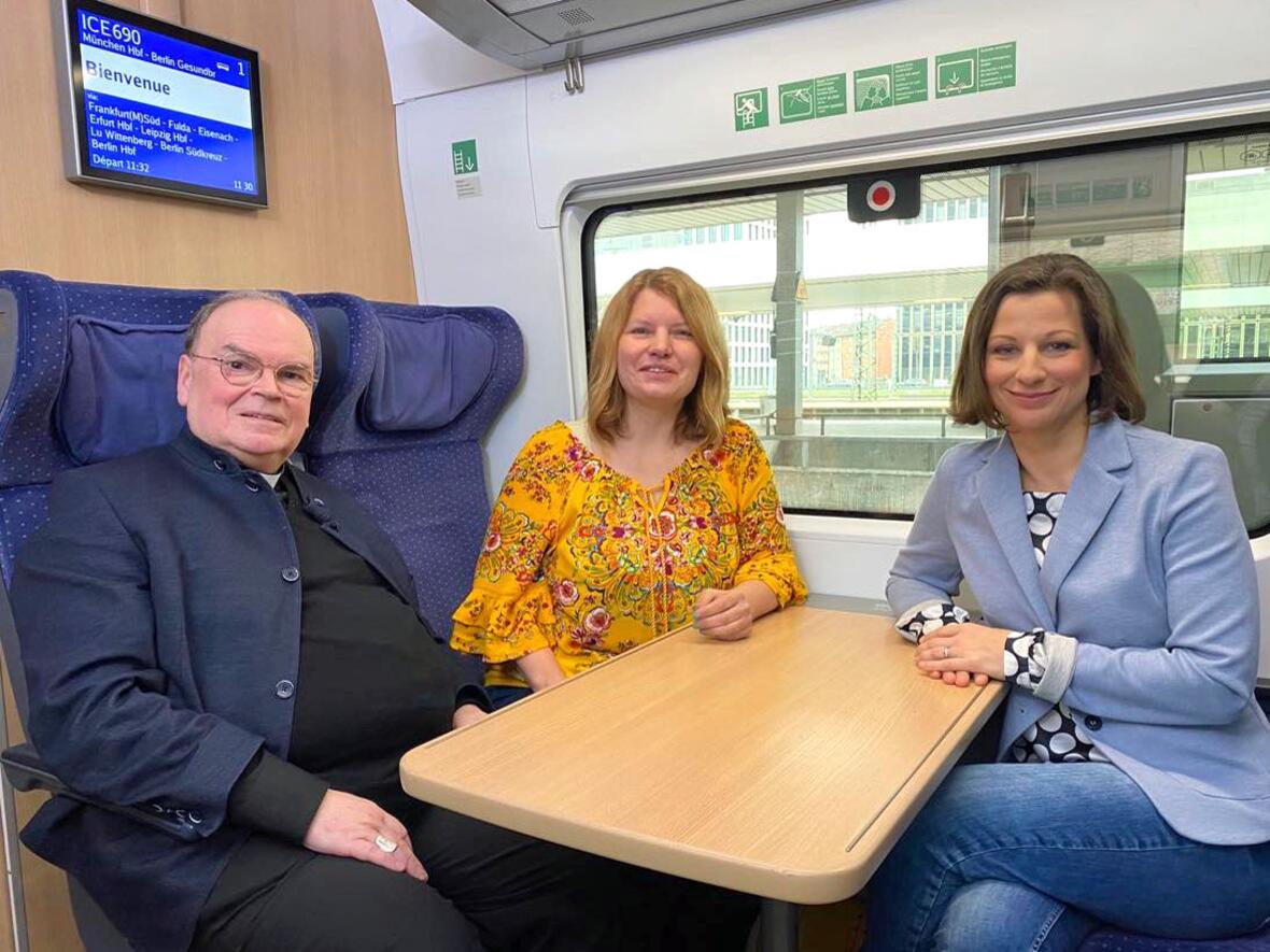 Ein Team des Bayerischen Rundfunk begleitet die beiden Synodalen Bischof Bertram und Gudrun Lux (Mitte) auf dem Weg zur letzten Synodalversammlung nach Frankfurt. (Foto: BR / Christian Wölfel)