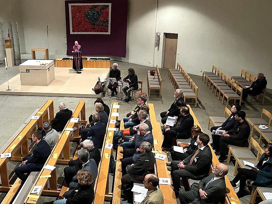 Empfang für Partner im christlich-islamischen Dialog in Stuttgart-Hohenheim: Begrüßung durch Bischof Bertram. (Fotos: Deutsche Bischofskonferenz / Marko Orlovic)