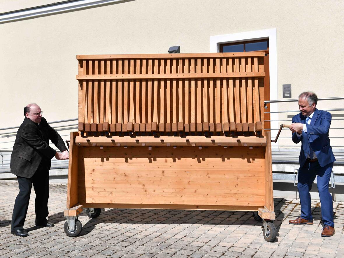 Diese riesige Rätsche wird auch in Weichering mit dabei sein - so wie letztes Jahr in Obermedlingen (Foto: Maria Rösch / pba).