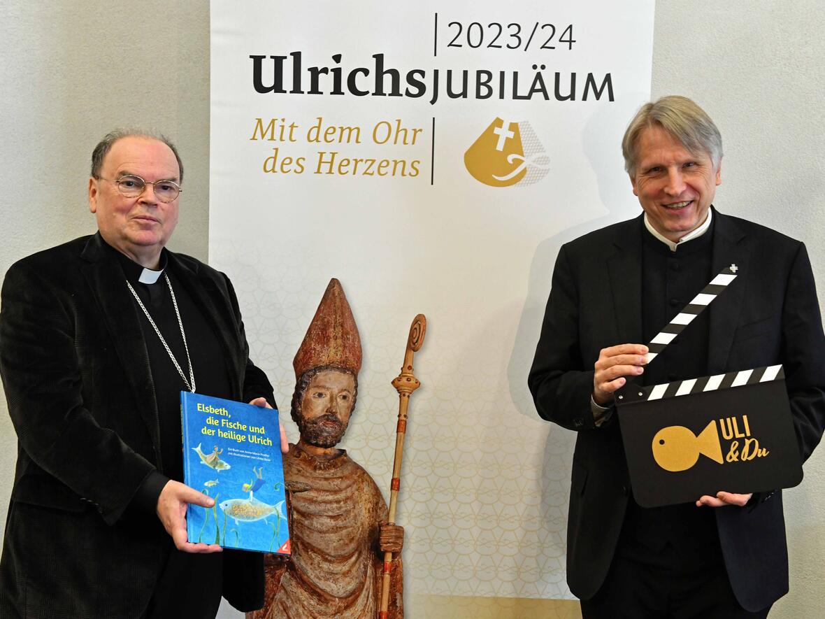 Noch 100 Tage bis zum Auftakt des Ulrichsjubiläums: Bischof Dr. Bertram Meier und Domkapitular Dr. Thomas Groll, Vorsitzender des St. Ulrich-Komitees, freuen sich auf das anstehende Jubiläumsjahr, das ein abwechslungsreiches Programm für Jung und Alt bietet. (Foto: Nicolas Schnall / pba) (Fotos: Nicolas Schnall / pba)