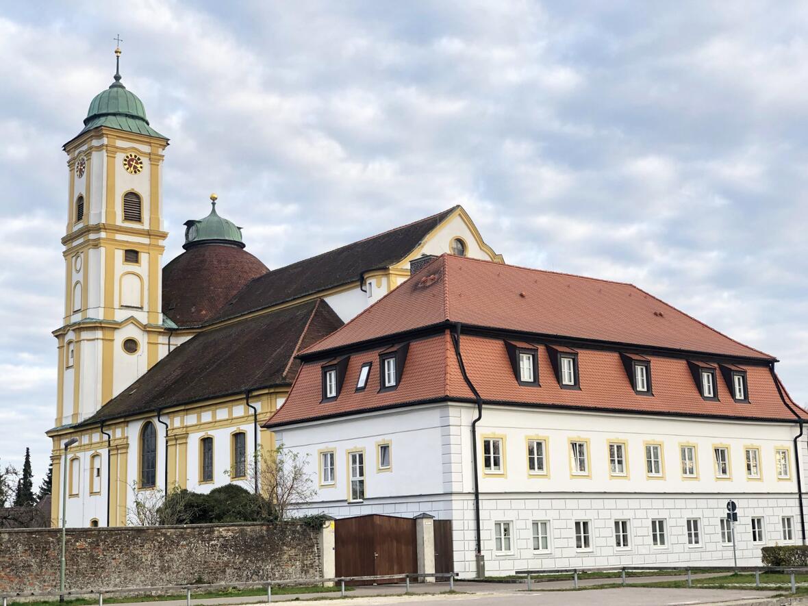 Die Wallfahrtskirche "Unseres Herren Ruhe" in Friedberg mit dem Priesterhaus im Vordergrund (Foto: Julian Schmidt / pba)