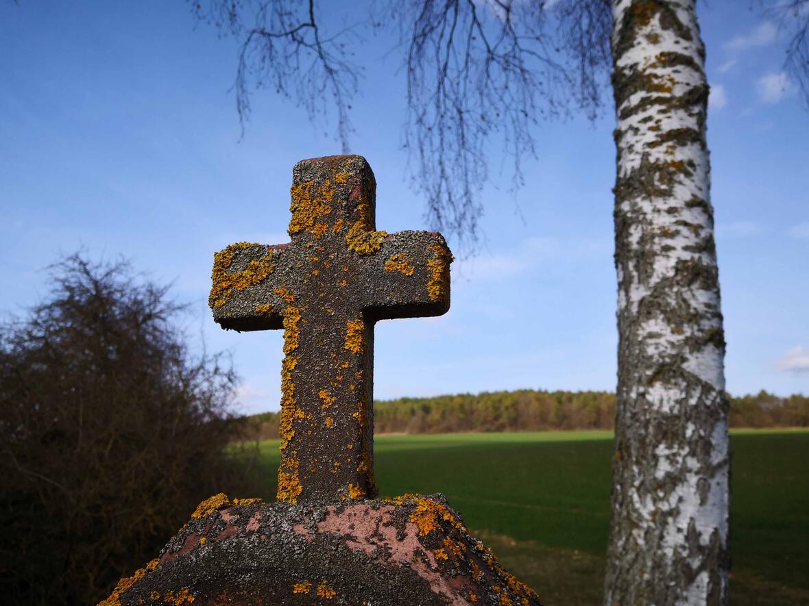 Vorbei an Wegkreuzen, dem Osterfest entgegen. (Foto: Christian Schmitt, in: pfarrbriefservice.de)