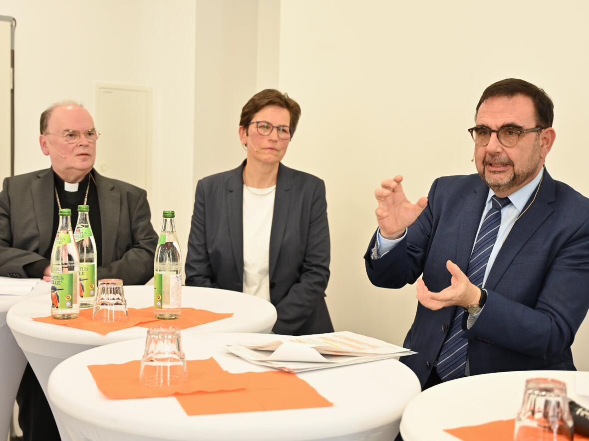 In angeregtem Gespräch (v.l.): Bischof Dr. Bertram Meier, Prof. Dr. Claudia Bausewein und Staatsminister Klaus Holetschek (Fotos: Julian Schmidt / pba)