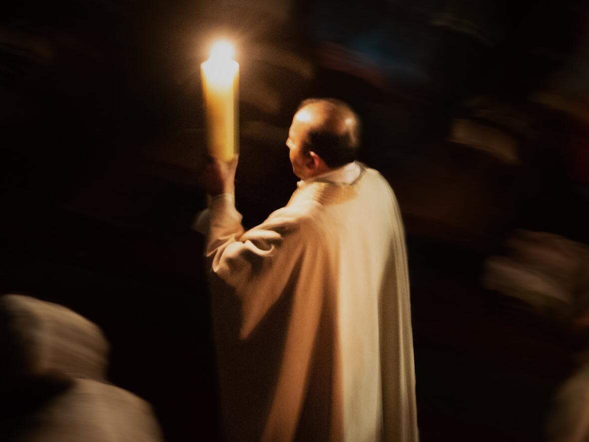 Einzug mit der Osterkerze (Foto: Jugendstelle Kaufbeuren)