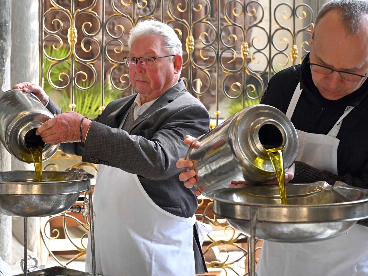 Nach der Chrisammesse wurden die heiligen Öle in kleinere Gefäße abgefüllt und in die Dekanate gebracht. (Fotos: Nicolas Schnall / pba)